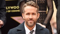 Ia tampak semringah saat berpose dengan namanya di Hollywood Walk of Fame. Matt Winkelmeyer/Getty Images/detikFoto.