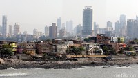 Bangunan tinggi yang menjulang diantara perkampungan kumuh di Mumbai.