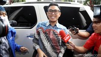 Berkemeja batik, dia tak banyak bicara. Hanya senyum sekadarnya yang tersungging di wajah yang berkeringat Eko.