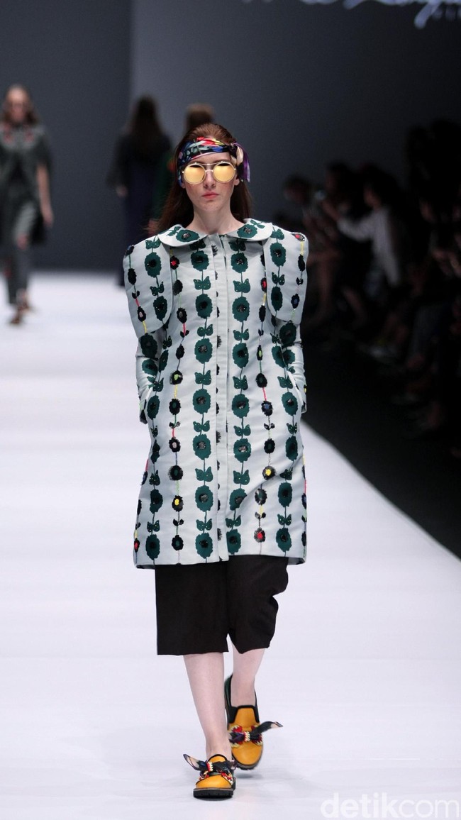 Koleksi terbaru Mel Ahyar First mengangkat tema Dark Blossom di Jakarta Fashion Week 2017. Senayan CIty. Jakarta. [Foto: Mohammad Abduh/Wolipop]