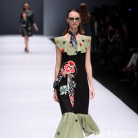 Koleksi terbaru Mel Ahyar First mengangkat tema Dark Blossom di Jakarta Fashion Week 2017. Senayan CIty. Jakarta. [Foto: Mohammad Abduh/Wolipop]