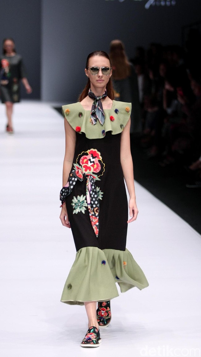 Koleksi terbaru Mel Ahyar First mengangkat tema Dark Blossom di Jakarta Fashion Week 2017. Senayan CIty. Jakarta. [Foto: Mohammad Abduh/Wolipop]