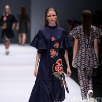 Koleksi terbaru Mel Ahyar First mengangkat tema Dark Blossom di Jakarta Fashion Week 2017. Senayan CIty. Jakarta. [Foto: Mohammad Abduh/Wolipop]