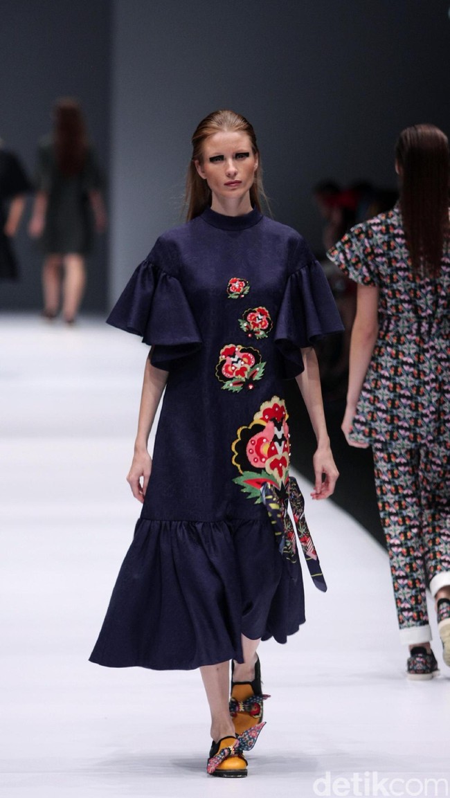 Koleksi terbaru Mel Ahyar First mengangkat tema Dark Blossom di Jakarta Fashion Week 2017. Senayan CIty. Jakarta. [Foto: Mohammad Abduh/Wolipop]