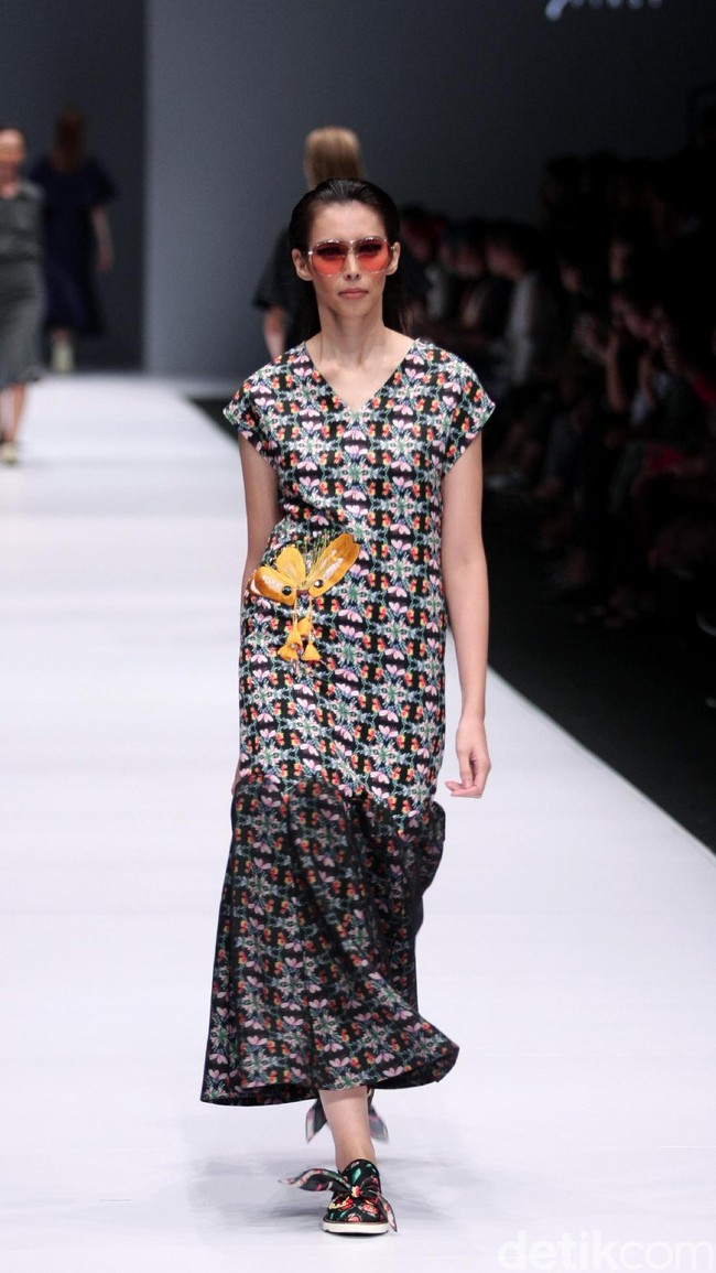 Koleksi terbaru Mel Ahyar First mengangkat tema Dark Blossom di Jakarta Fashion Week 2017. Senayan CIty. Jakarta. [Foto: Mohammad Abduh/Wolipop]