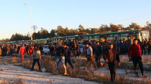 Warga Aleppo yang telah dievakuasi turun dari bus