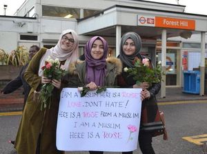 Bagi-bagi Bunga Mawar di Stasiun Kereta London, 3 Hijabers Ini Dipuji Netizen