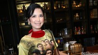 Artis berusia 29 tahun itu tampak mengenakan heels berwarna emas. Pool/Palevi S/detikFoto.
