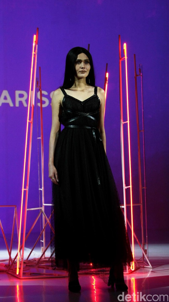 Pada koleksi terbarunya ini Stella Rissa mengangkat tema Rock and Rolla di IPMI Trend Show 2017. Senayan City. Jakarta. [Foto: Mohammad Abduh/Wolipop]