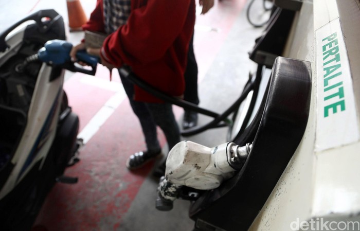 Petugas SPBU melakukan pengisian BBM ke kendaraan bermotor di SPBU COCO Tebet, Jakarta Selatan, Jumat (16/12/2016).  Terhitung hari ini harga Pertalite naik dari 6.900 per liter menjadi Rp 7.050 per liter, harga Pertamax 92 naik dari Rp 7.600 per liter menjadi Rp 7.750 per liter dan Dex Lite naik dari Rp 6.750 per liter menjadi Rp 6.900 per liter.