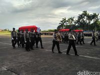 Wakapolri Sambut 13 Jenazah Korban Pesawat Skytruck di Lanud Pondok Cabe