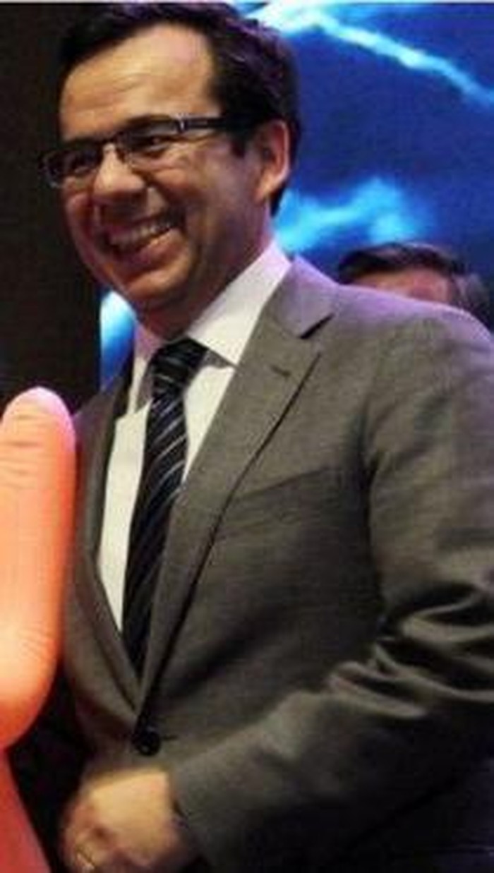 Tertawa Saat Dihadiahi Boneka Seks, Menteri Perekonomian Chile Dihujat