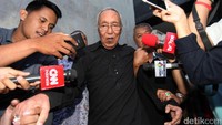 Permadi berjalan menuju mobilnya.