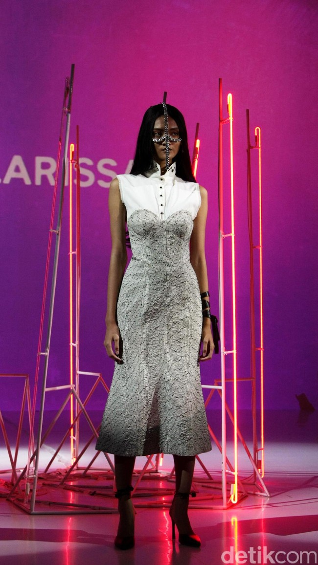 Pada koleksi terbarunya ini Stella Rissa mengangkat tema Rock and Rolla di IPMI Trend Show 2017. Senayan City. Jakarta. [Foto: Mohammad Abduh/Wolipop]