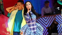 Cita-citata memilih dress biru bermotif. Pool/Ismail/detikFoto.