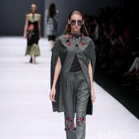 Koleksi terbaru Mel Ahyar First mengangkat tema Dark Blossom di Jakarta Fashion Week 2017. Senayan CIty. Jakarta. [Foto: Mohammad Abduh/Wolipop]