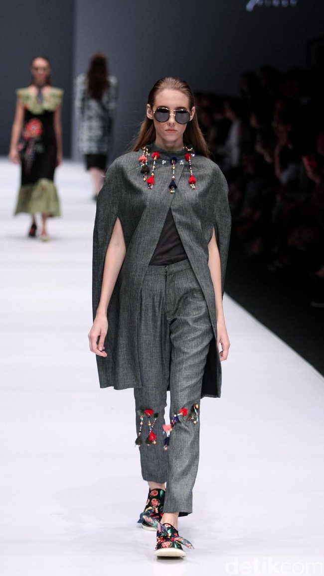 Koleksi terbaru Mel Ahyar First mengangkat tema Dark Blossom di Jakarta Fashion Week 2017. Senayan CIty. Jakarta. [Foto: Mohammad Abduh/Wolipop]