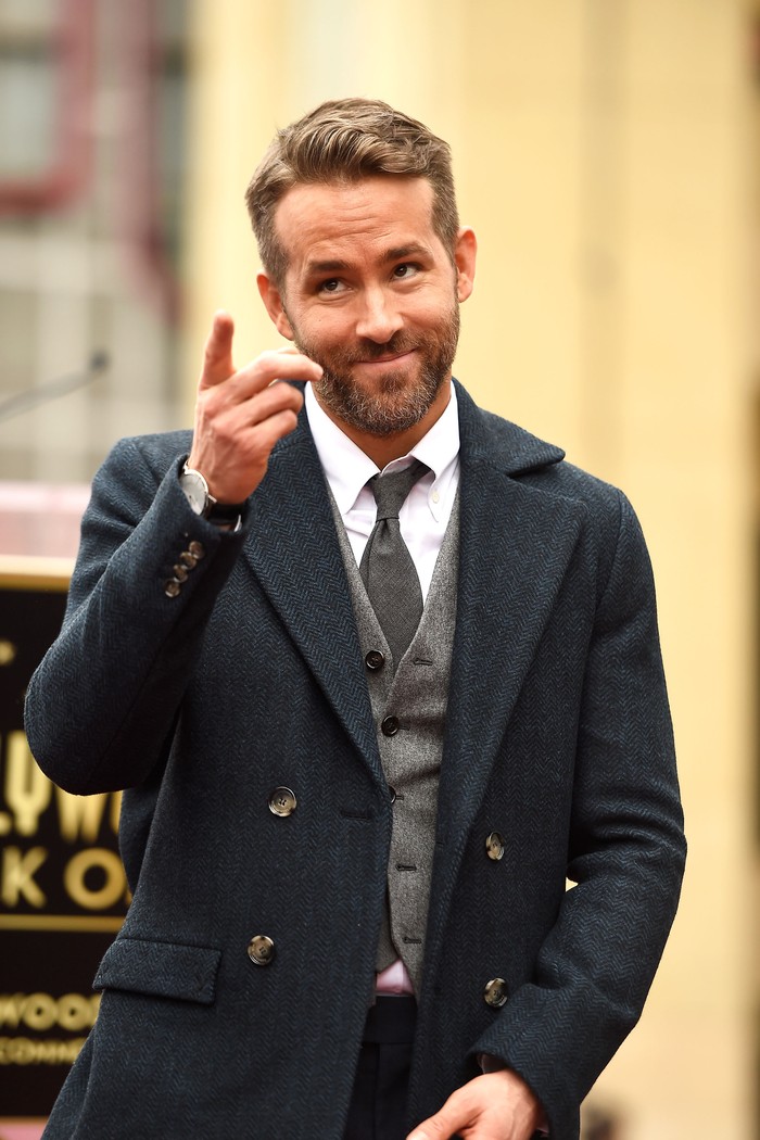 Ryan Reynolds dan Blake Lively HOLLYWOOD, CA - DECEMBER 15: Actress Blake Lively attends a ceremony honoring Ryan Reynolds with a star on the Hollywood Walk of Fames on December 15, 2016 in Hollywood, California. (Photo by Matt Winkelmeyer/Getty Images)