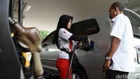Petugas melakukan pengisian BBM ke kendaraan bermotor di SPBU COCO Tebet, Jakarta Selatan, Jumat (16/12/2016).