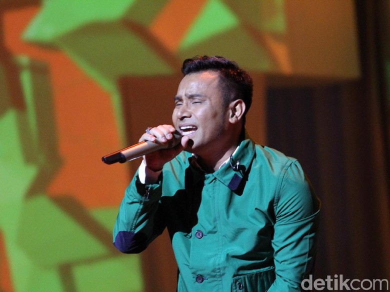 Judika Beri Kacamata Kesayangan di Live Musik Trans Studio Mall Cibubur Judika Beri Kacamata Kesayangan di Live Musik Trans Studio Mall Cibubur