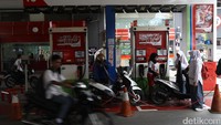 Sementara harga Pertamax Plus, Pertamax Turbo, dan Pertamina Dex tidak mengalami perubahan.