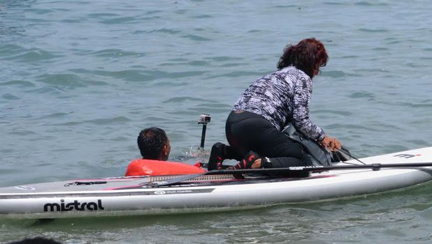 Menteri Susi menyebur ke laut, lalu naik kano menuju konservasi kima.