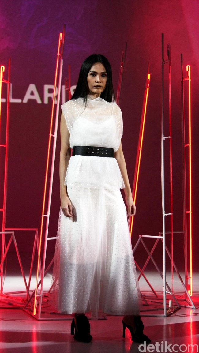 Pada koleksi terbarunya ini Stella Rissa mengangkat tema Rock and Rolla di IPMI Trend Show 2017. Senayan City. Jakarta. [Foto: Mohammad Abduh/Wolipop]