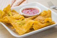 Pangsit goreng yang enak dipadu mie ayam atau saus asam manis.