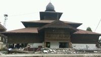 Masjid yang tetap berdiri kokoh meski dilanda gempa ini bernama Masjid Teungku Di Pucok Krueng. Masjid ini terletak di Desa Beuracan, Kecamatan Meureudu, Pidie Jaya, Aceh. Masjid ini dibangun pada tahun 1622 Masehi, jika dihitung usianya sekarang sudah 394 tahun (Agus Setyadi/detikTravel)