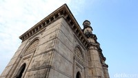 Hampir seluruh bangunannya dipenuhi ornamen ala Romawi dan Gujarat.