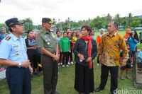 Pegang Sekop, Menteri Susi Tanam Pohon di Markas Raider Ambon