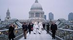 Awas, Stormtroopers Serang London