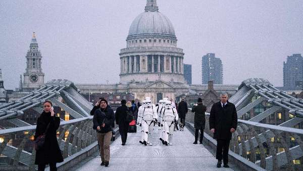 Awas, Stormtroopers Serang London Awas, Stormtroopers Serang London