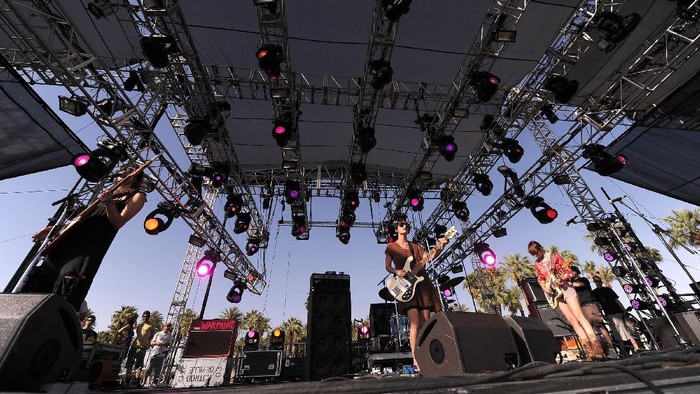 Di Balik Panggung, Personel Warpaint Kerap Tukar Pakaian