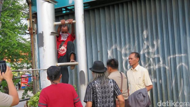 Setelah Sepuluh Jam Panjat Baliho, Agustinus Akhirnya Turun