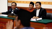 Pelaku penghadangan, Naman Sanip (52) didakwa melanggar Pasal 187 Ayat 4 UU RI No 10 Tahun 2016 tentang perubahan kedua atas UU No 1 tahun 2015 tentang penetapan peraturan pemerintah pengganti UU No 1 tahun 2014 tentang pemilihan gubernur, bupati, dan walikota menjadi UU.