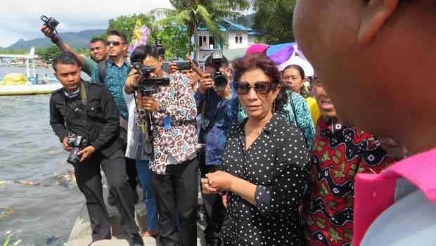 Menteri Susi mendengarkan keluhan nelayan setempat.