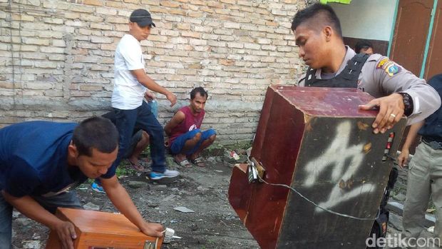 TNI-Polri Gerebek Pemukiman di Medan, Ciduk Pelaku Narkoba dan Sita Mesin Judi