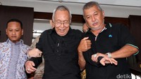 Permadi keluar dari gedung Polda Metro Jaya dengan dipapah.