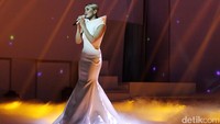 Kemudian ia merubah penampilannya menjadi anggun dengan dress putih menyapu lantai. Pool/Ismail/detikFoto.