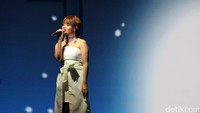 Mytha Lestari tampil mengenakan tiga busana berbeda, mulai dari dress putih. Pool/Ismail/detikFoto.