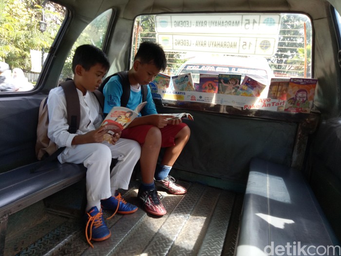14 Angkot di Bandung Kini Dilengkapi Perpustakaan Mini