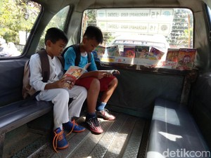14 Angkot di Bandung Kini Dilengkapi Perpustakaan Mini