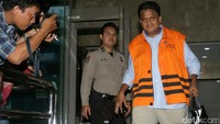 Rajesh Rajamohanan Nair keluar gedung KPK usai menjalani pemeriksaan.