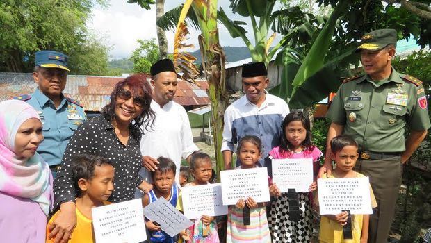 Anak-anak ini meminta agar Menteri Susi menyampaikan salam mereka untuk Presiden Jokowi.