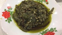 Sambal cabai hijau atau lado mudo jadi pelengkap nasi rames. Tercecap rasa khas cabai hijau namun tanpa tonjokkan pedas yang kuat.