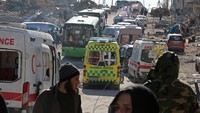 Evakuasi dilakukan menggunakan bus dan ambulans. REUTERS/Abdalrhman Ismail.