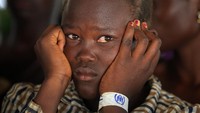 Selama konflik, kaum perempuan di Sudan menjadi korban pelecehan seksual. Tak hanya itu, anak laki-laki juga dipaksa untuk bergabung dengan kelompok militan. REUTERS/James Akena.