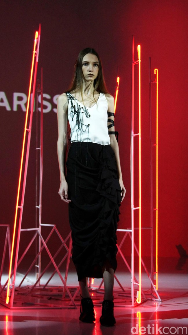 Pada koleksi terbarunya ini Stella Rissa mengangkat tema Rock and Rolla di IPMI Trend Show 2017. Senayan City. Jakarta. [Foto: Mohammad Abduh/Wolipop]