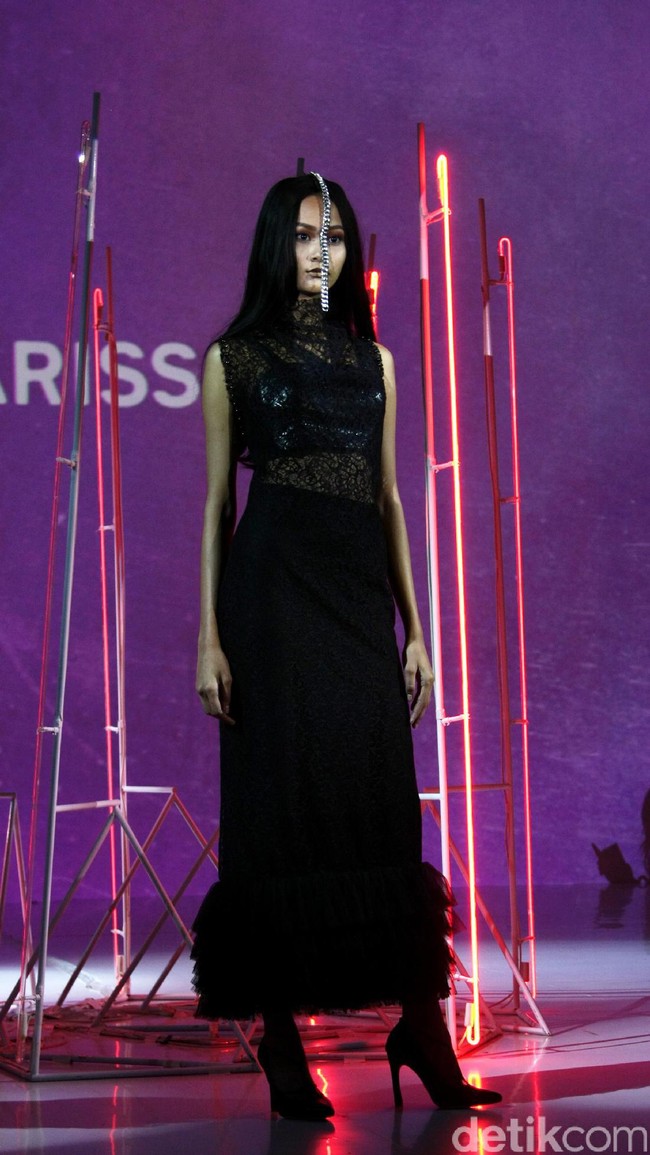 Pada koleksi terbarunya ini Stella Rissa mengangkat tema Rock and Rolla di IPMI Trend Show 2017. Senayan City. Jakarta. [Foto: Mohammad Abduh/Wolipop]